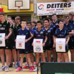 Einmarsch/Begrüßung der Mannschaften und offizielle Eröffnung des Turniers durch Jürgen Siewert (Ressort Jugend des DTTB) Bild - Einmarsch/Begrüßung der Mannschaften